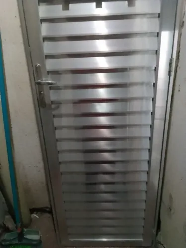 Uma porta de alumínio e vidros para banheiro 60\centimetro