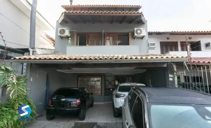 Casa sobrado no bairro Ecoville de 3 dormitórios e 4 vagas