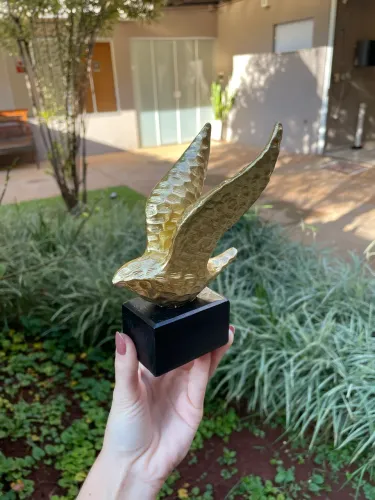Escultura de pássaro dourada