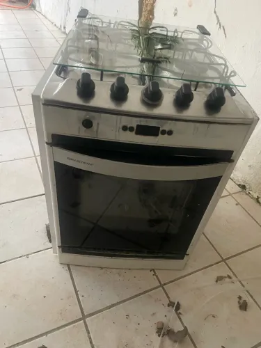 Vendo fogão quatro bocas 80 reias funcionando perfeitamente