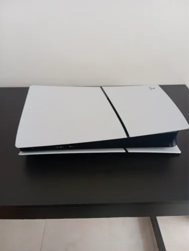 PlayStation 5 com 2 controles