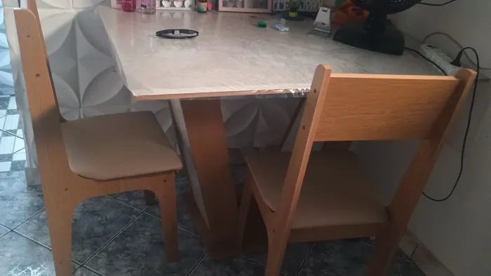 Uma mesa nova com três cadeiras r$ 400