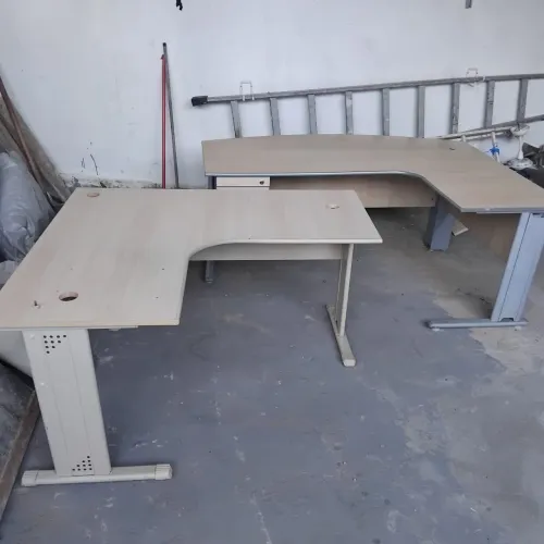 2 Mesa de escritório formato L semi novo