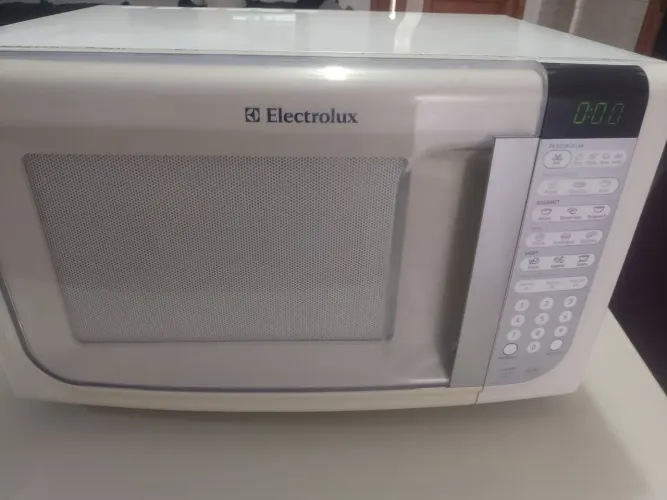 Vendo microondas Eletrolux 23 litros 220 volts