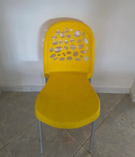 Cadeira Amarela de Plástico com Pés de Metal