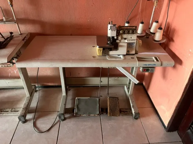 Maquina de costura oveloque