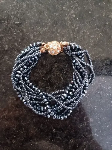 Pulseira com pedras brilhantes com fecho com imã 