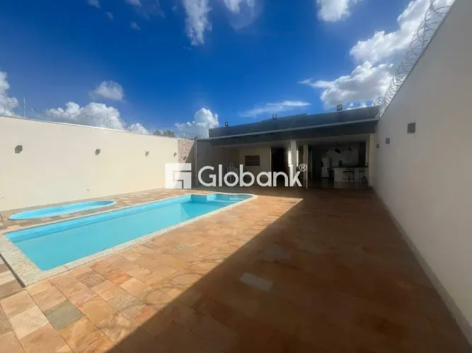 Chácara à Venda no Loteamento dos Cristais, Montes Claros 1 Quarto, Piscina e Espaço Gour