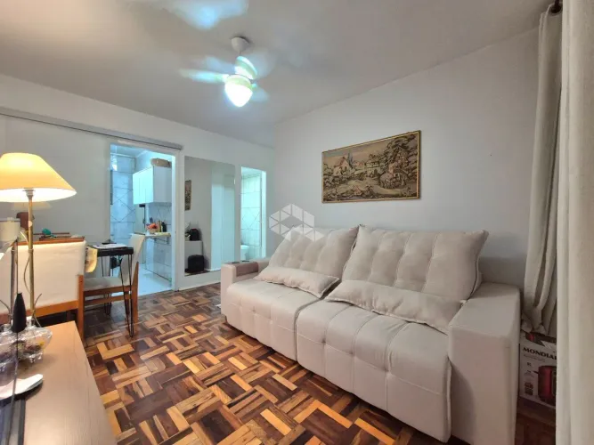 Apartamento de 2 dormitórios no bairro Humaitá, em Porto Alegre. Apenas um lance de escada