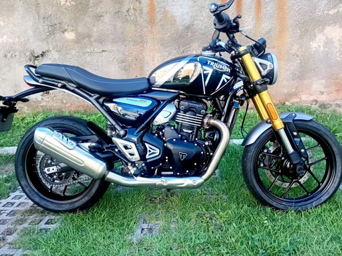 Moto praticamente zero km ,com garantia de fábrica, super nova com apenas 1000kmm