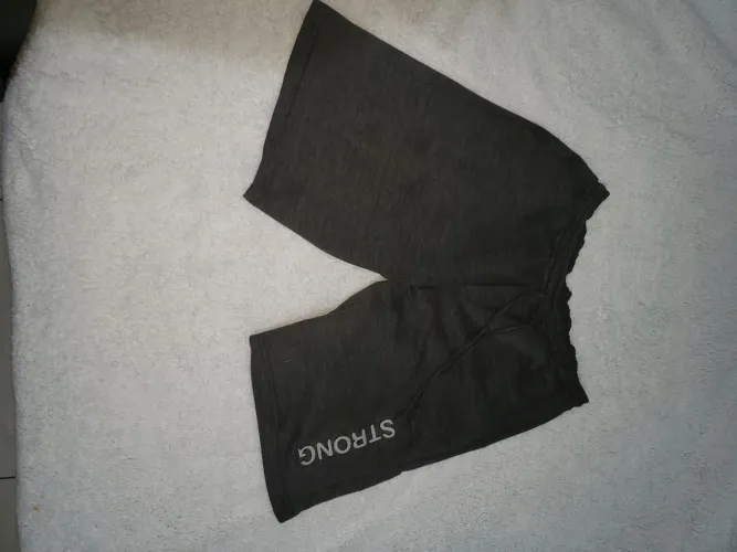 Shorts cinza do tamanho M