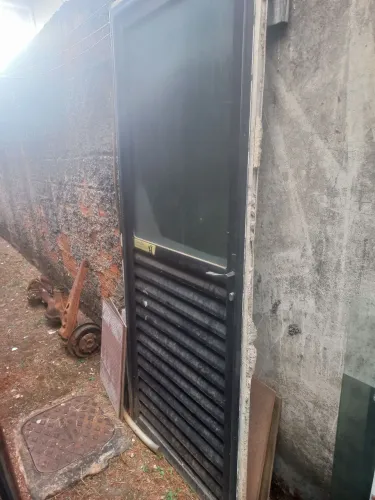 Porta Aluminio com portal 2,07x0,87 (medida portal)