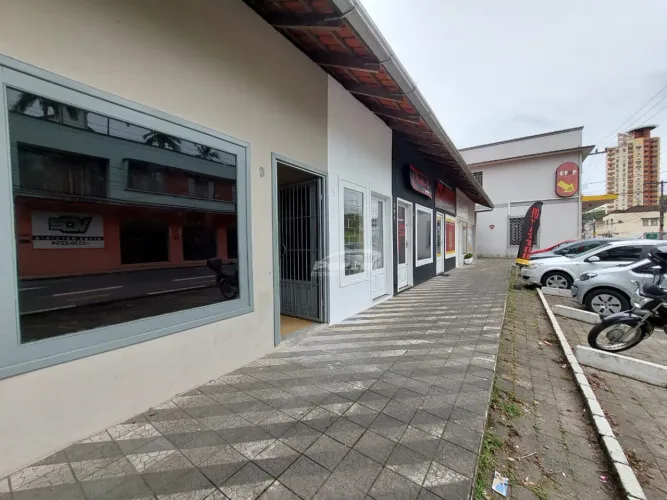 Loja térrea disponível para locação no bairro Velha, em Blumenau/SC.