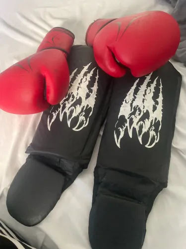 KIT MUAYTHAI/BOXE COMPLETO(luvas e caneleiras)