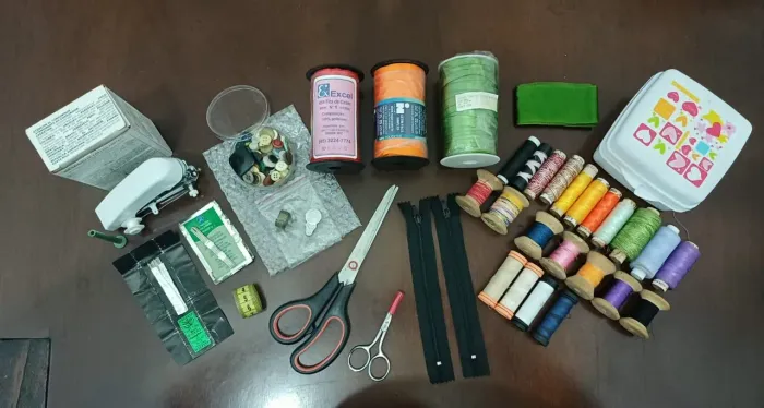 Lote de Materiais e Acessórios de Costura + Mini Máquina Portátil