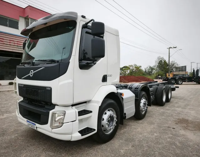 Volvo VM330 8x2 ano 2015 cambio manual