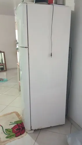 Vendo geladeira Eletrolux funcionando bem mas tem que dá uma olhada no gaz parte de baixo