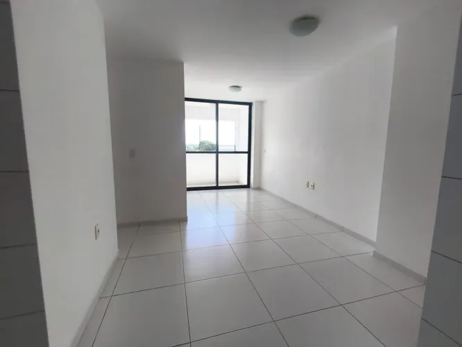 Apartamento 2 Quartos com Varanda pertinho da Av. Fernandes Lima