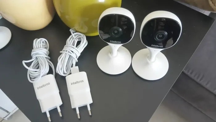 Vendo 2 Câmeras intelbras Modelo IMX C FUNCIONANDO PERFEITAMENTE.2 cartão de memória 32g 