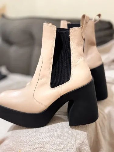Bota Santa Lolla (NOVA) apenas com algumas marcas por ter ficado guardado.