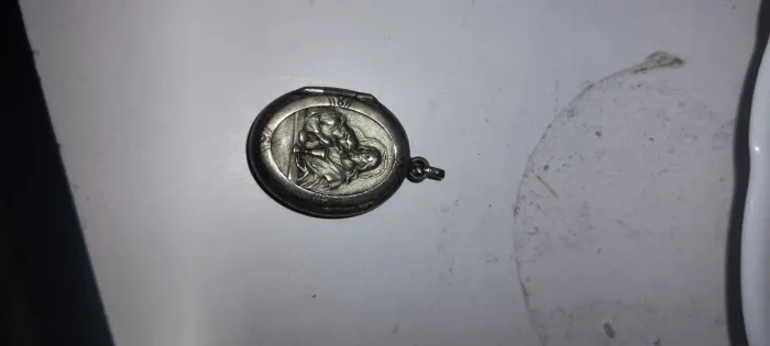 Medalhão relicário religioso antigo.