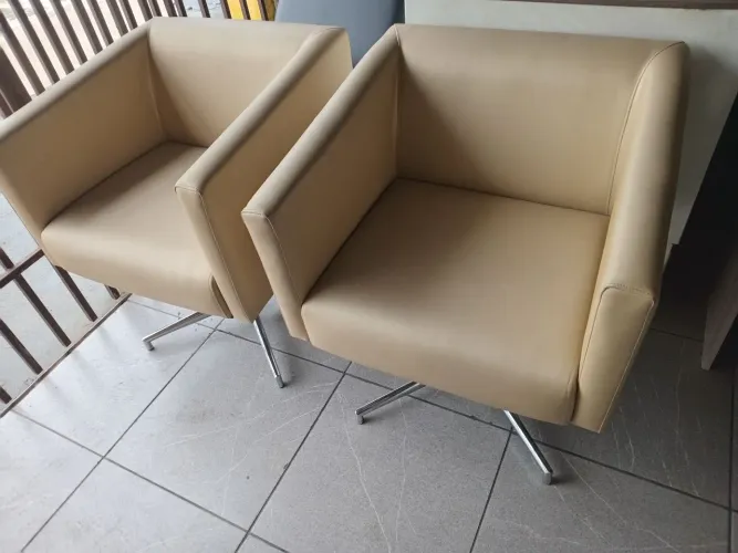 02 poltronas giratórias, em bom estado. (Entrego)