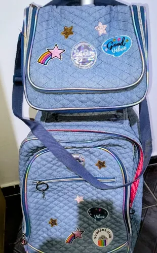 Mochila Menina de Rodinhas Com Lancheira Térmica e Estojo