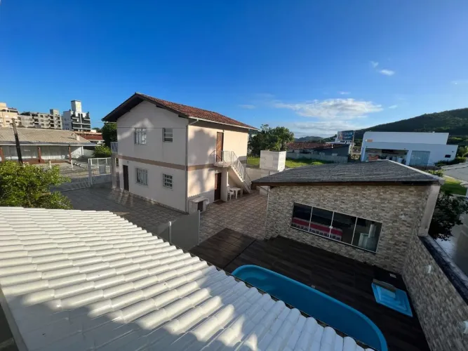 Ampla casa na Praia de palmas em Governador Celso Ramos/SC