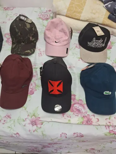 Bonés variados
