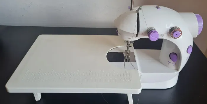 Mini Máquina de Costura com Mesinha de apoio e Kit