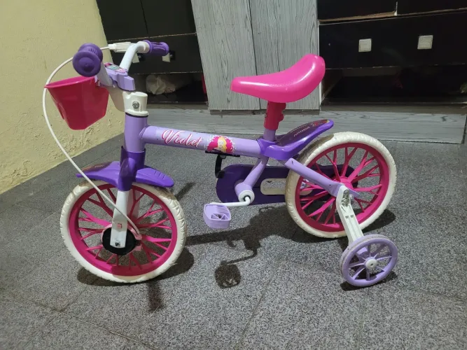 Vende-se bicicleta infantil menina. 