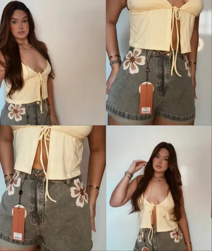 Short jeans com flor rosa