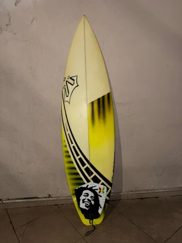 Prancha de Surf com Deck Bob Marley + Jogo de Quilhas FCS UL-7 Incluído