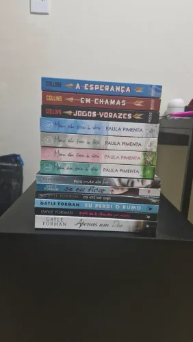 Lote de livros de romance/ficção