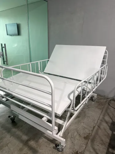 Cama hospitalar motorizada (suporta até 150kg)