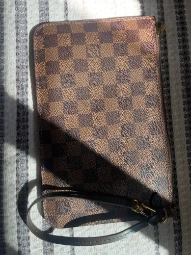Neverfull Pouch no icônico canvas Damier Ébène com ferragens douradas.