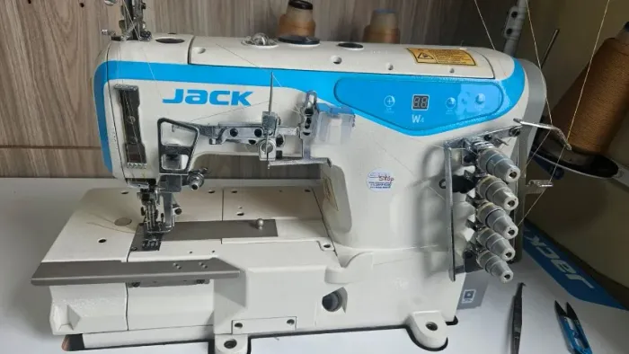 Máquina Galoneira Plana Fechada W4 Jack Direct Drive 127 V.