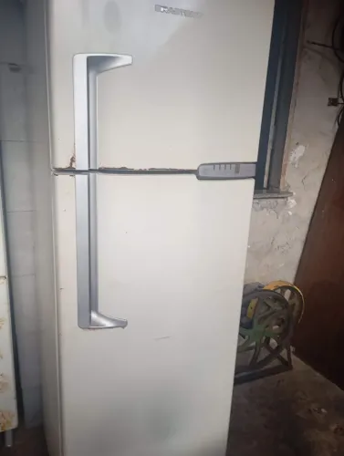 Vendo geladeira Brastemp funcionando perfeitamente! Com marcas de uso.