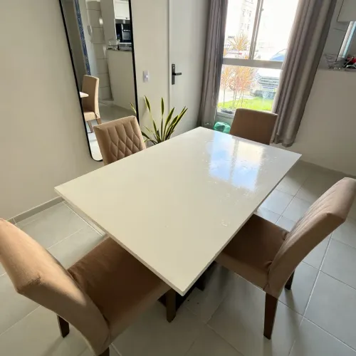 VENDO MESA COM 4 CADEIRAS