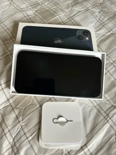 Vendo iPhone 13 de 128GB. Saúde da bateria 84%. R$ 1800