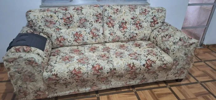 Vende-se sófa de 2 e 3 lugares florido em bom estado. Motivo: mudança
