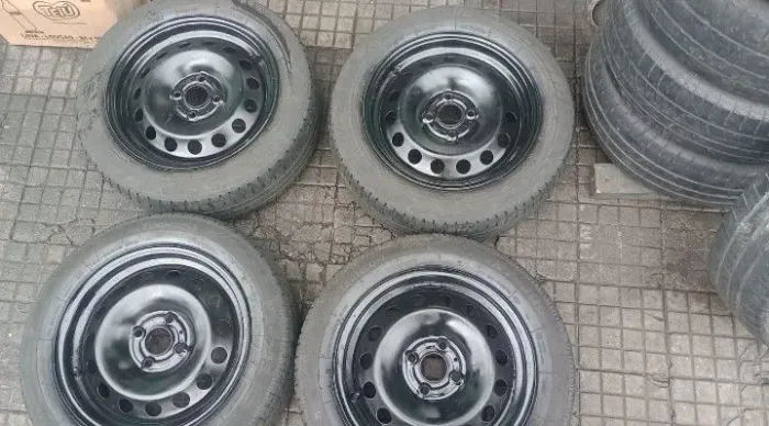 Vendo jogo de roda de ferro aro 15 com os pneus