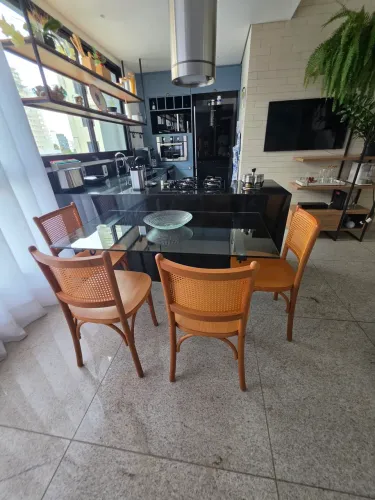 Conjunto de 4 cadeiras.
