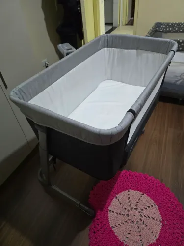 Berco de acoplar ao lado da cama