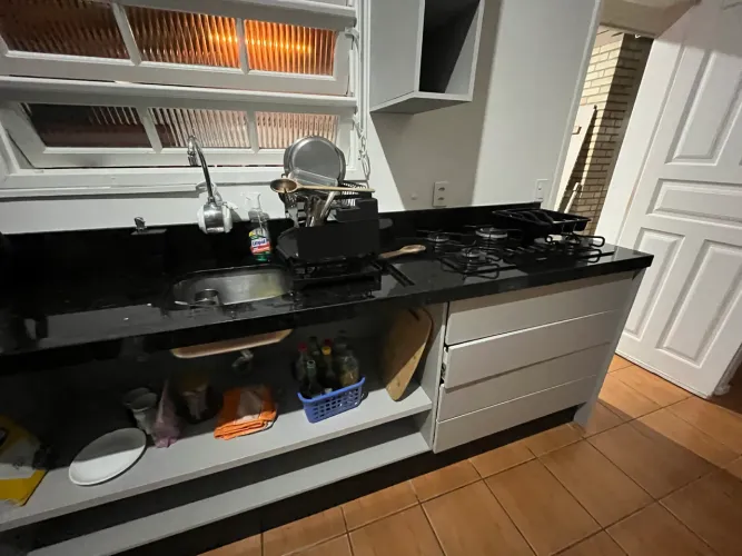 Conjunto pia de cozinha com armário e balcão de pedra