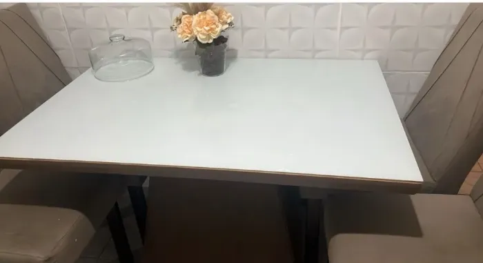 Mesa de jantar com 4 cadeiras
