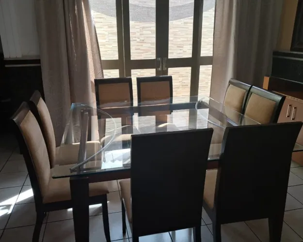 Mesa de vidro com 8 cadeiras