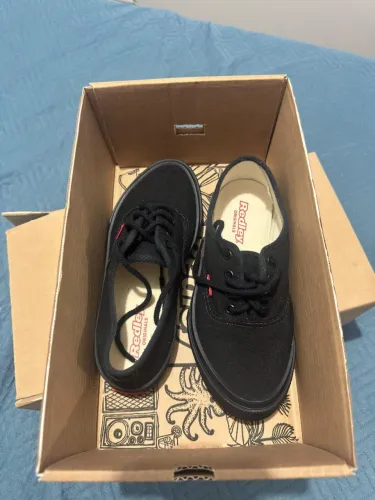 Tenis redley todo preto. O famoso morcegão.usado 2 vezes só, muito novo.