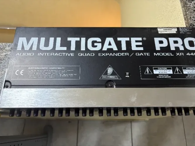 Processador de áudio dinâmico - Behringer MULTIGATE PRO XR4400