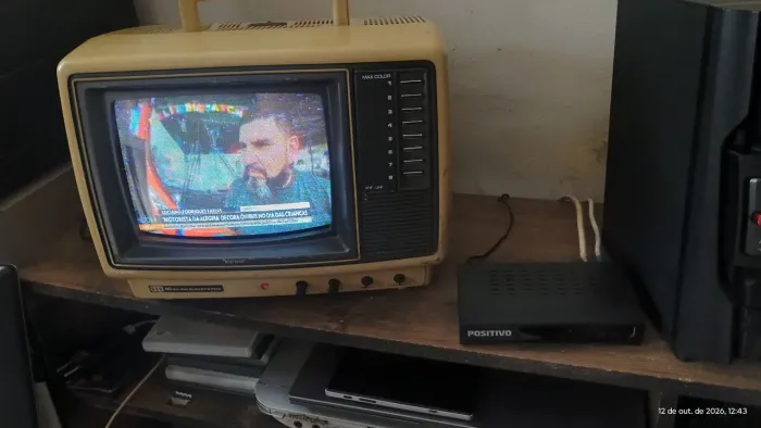 Tv Semp Toshiba 10 Pol e mais Conversor Digital Positivo com controle. Os 2 por $ 200 Conv